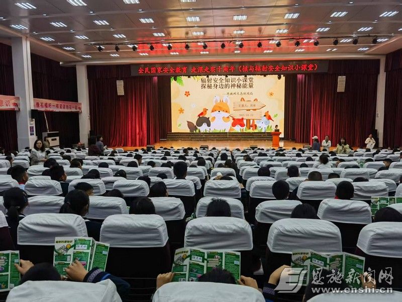 州生态环境局在国家安全教育日进校园开展普法宣传。（资料图）