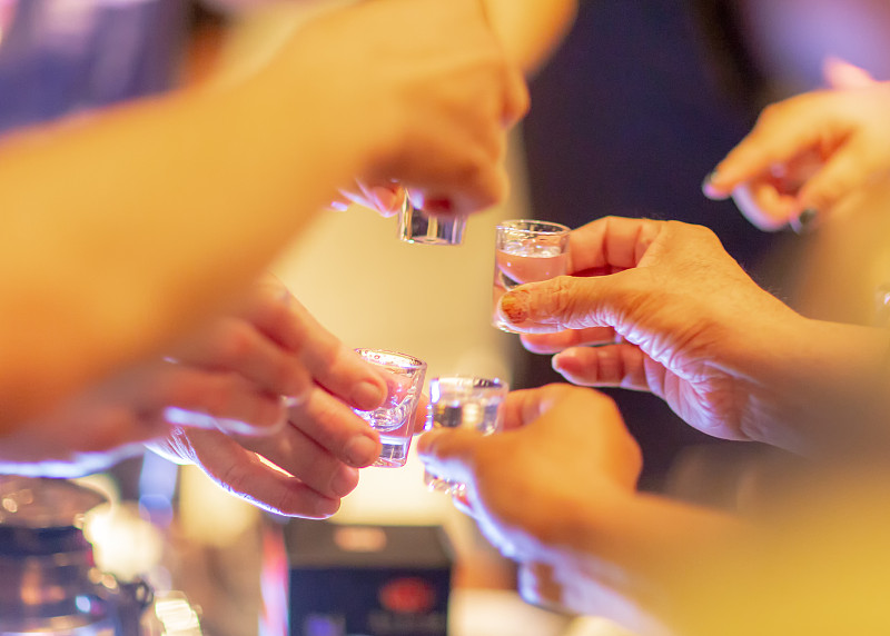 聚会敬酒图片下载