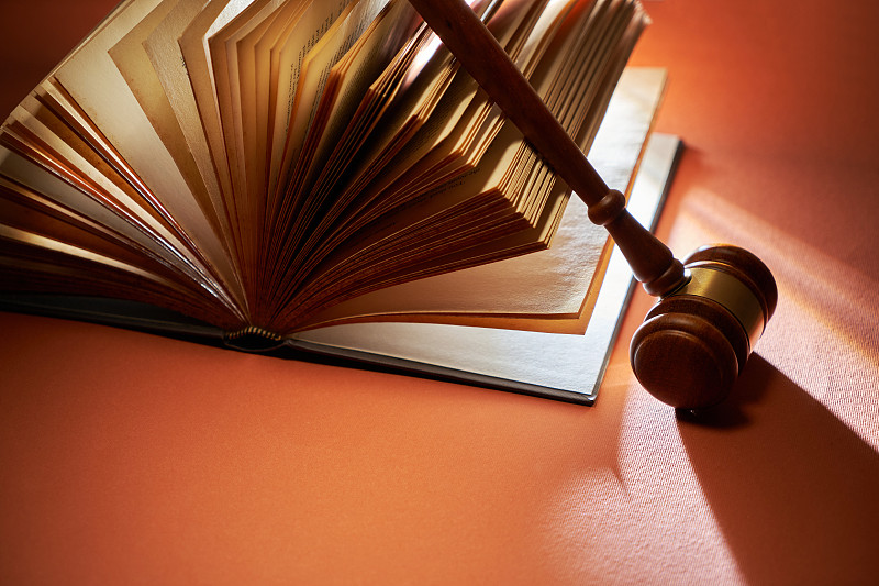 红色背景上的法槌和书籍图片下载