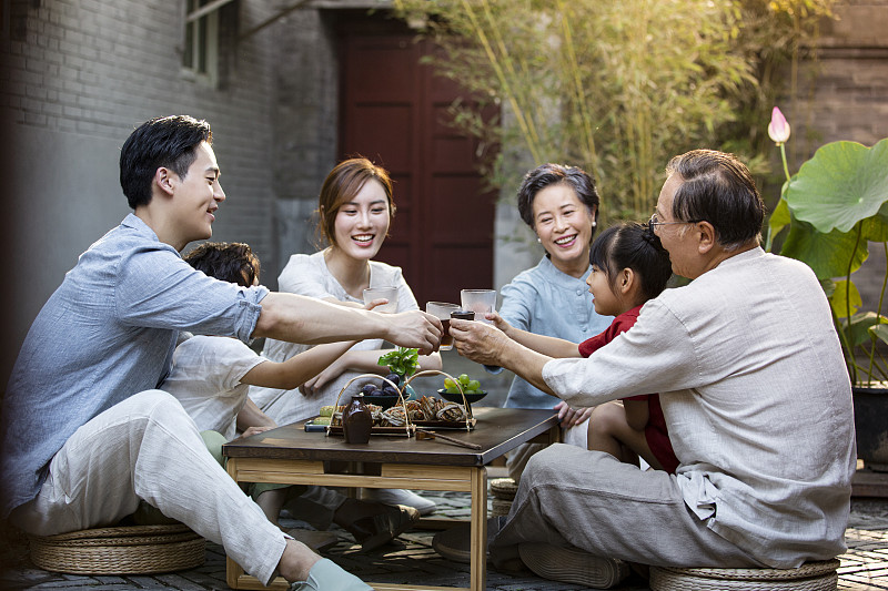 中秋节一家六口团圆聚会吃饭干杯图片下载