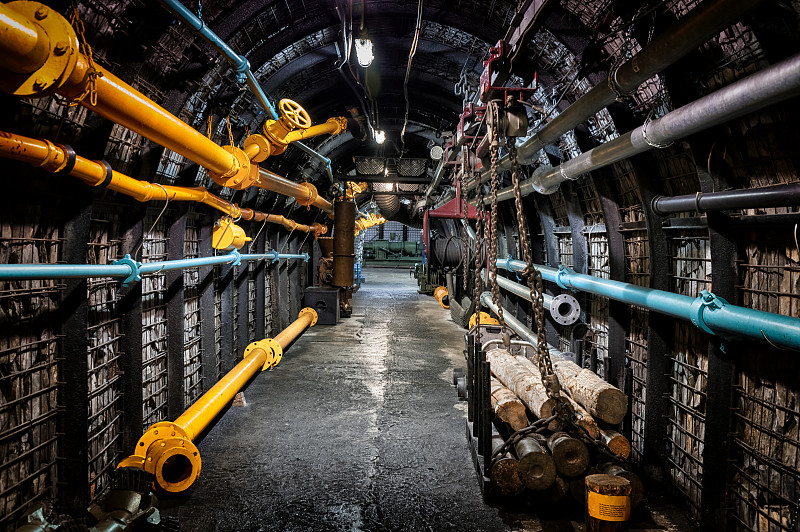 煤矿井下巷道采用钢支撑系统和工业设备图片下载