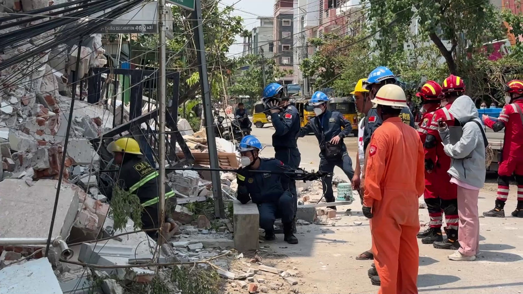 中国红十字国际救援队和中国湖南岳麓蓝天救援队在缅甸曼德勒地震灾区展开救援。
