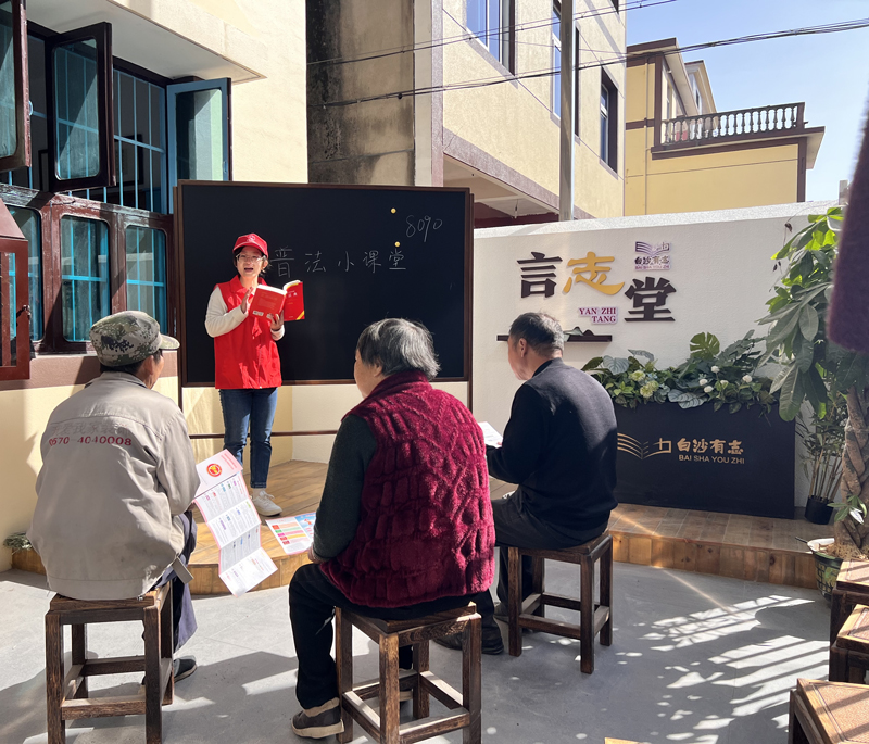 “香溢”志愿者为偏远农村群众普及法律知识。杨晓艳摄