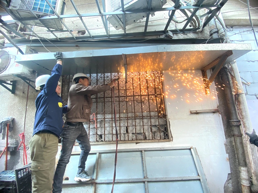 拆除另一店面私建简易洗手间。思明区城管局供图