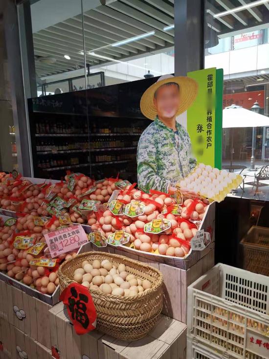 一店面内摆放管学奎照片