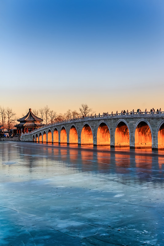 北京颐和园公园冬至金光穿洞的十七孔桥图片下载