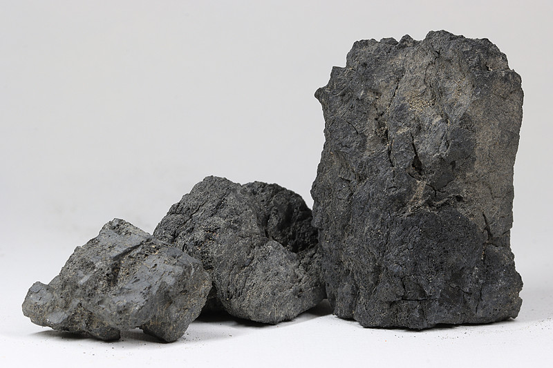 灰色背景上的煤块图片下载
