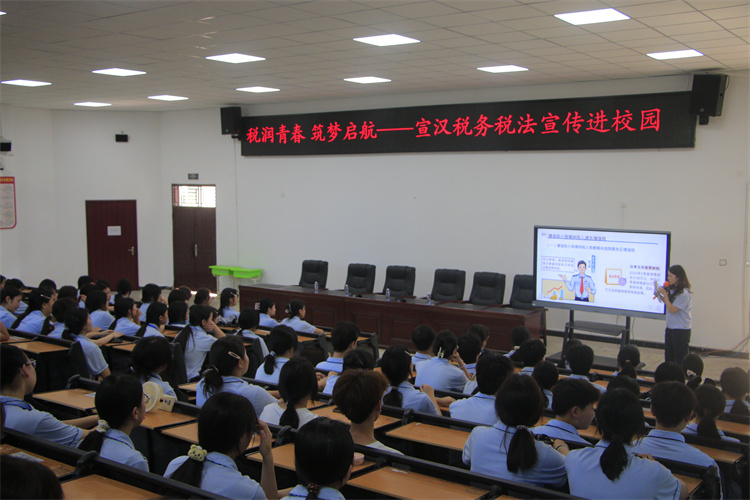 达州宣汉税务局联合公共就业综合服务中心开办“税法公开课”“财税必修课”等公开课程。四川省税务局供图