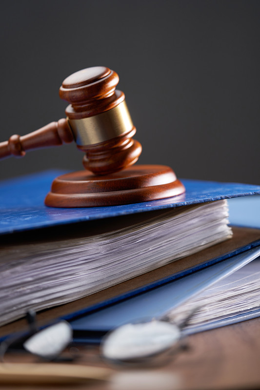 马来西亚：黑色背景下书本上的法槌特写图片下载