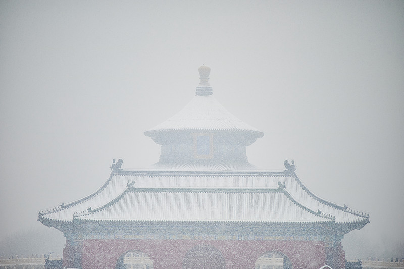 大雪中在北京天坛丹陛桥上眺望祈年殿图片下载