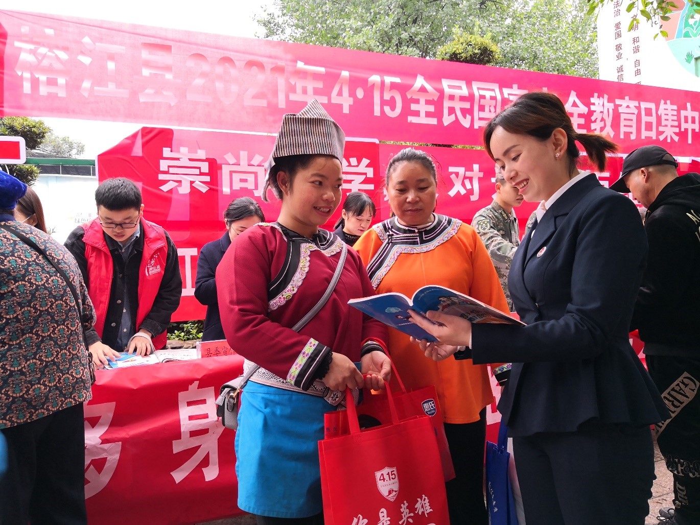 发放法律援助宣传资料。贵州省司法厅供图