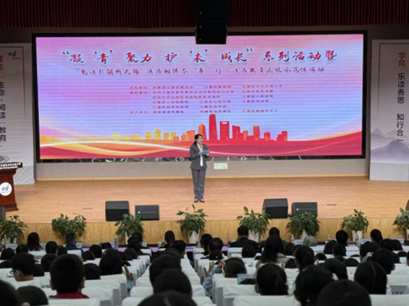 普法志愿者给学生们普及《未成年人保护法》相关法律知识。