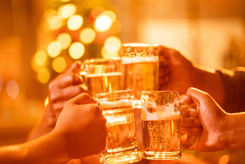 人们在敬酒图片下载