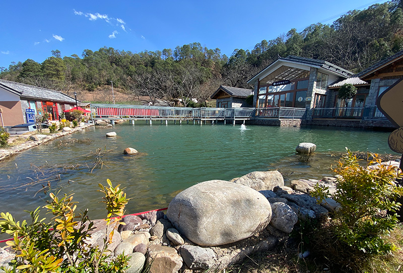 连片山地烟正在进行无人机植保 摄影作者：赵正国