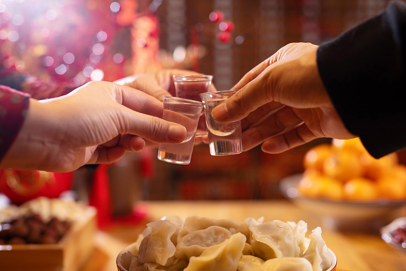 聚会敬酒干杯,喜庆,庆祝节日图片下载