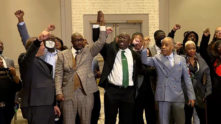 “黑命贵”大结局 拜登给6岁女孩跪了 公开承认：美国灵魂上有污点