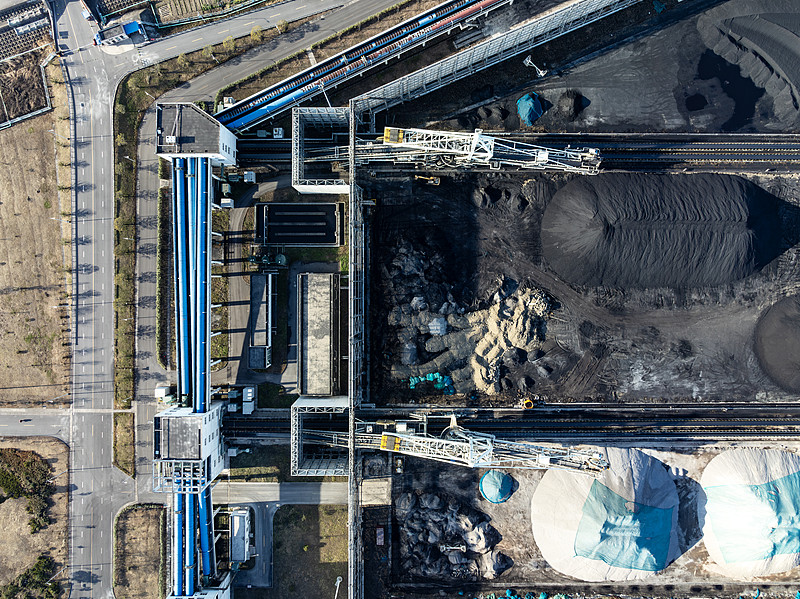 港口煤炭储存的鸟瞰图图片下载