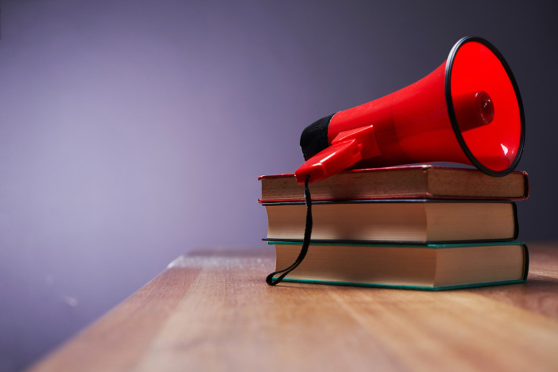 书堆顶部的扩音器，马来西亚图片下载