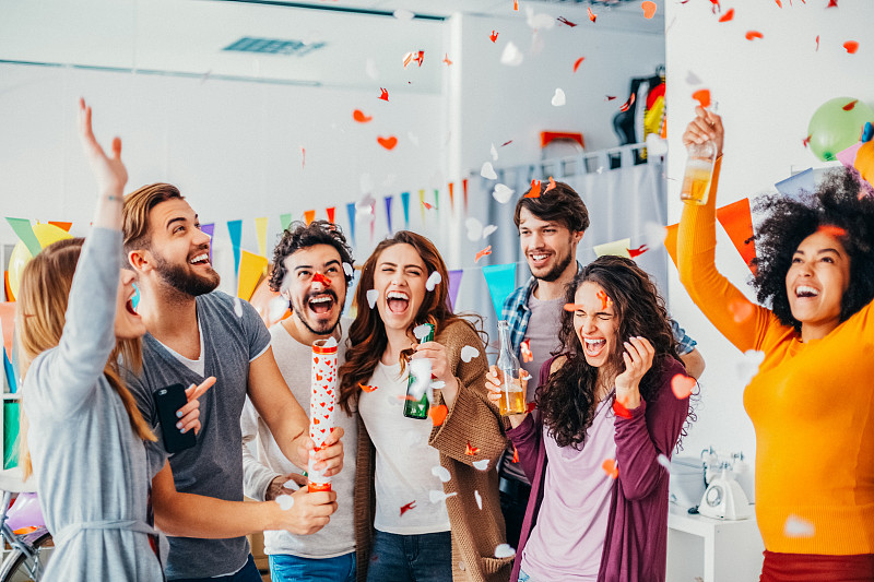 在办公室开生日派对图片下载