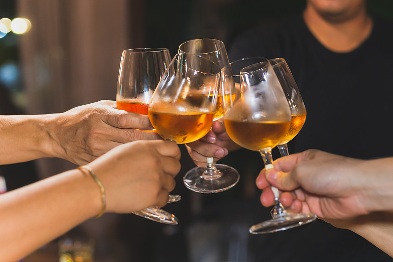 拍摄在高iso与低光群朋友干杯白葡萄酒,泰国图片下载