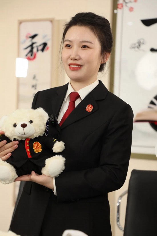 “专业”助播  法院小姐姐