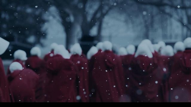 热播美剧《使女的故事》讲述了中下层女性沦为生育机器的故事