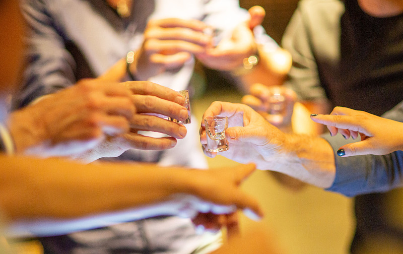 聚会敬酒图片下载