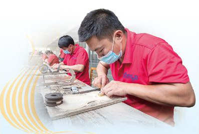 一把提琴出确山(人民眼·返乡创业)
一间不起眼的农房里,六七名妇女促膝而坐,小小刻刀在手中上下翻飞,毛糙的木料很快被精雕细琢成提琴琴头。在河南省驻马店市确山县竹沟镇,像这样大大小小的提琴加工作坊有122家……【详细】