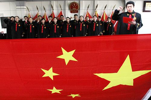 12月3日，山东省枣庄市市中区人民法院新任法官向国旗庄严宣誓，迎接“国家宪法日”。