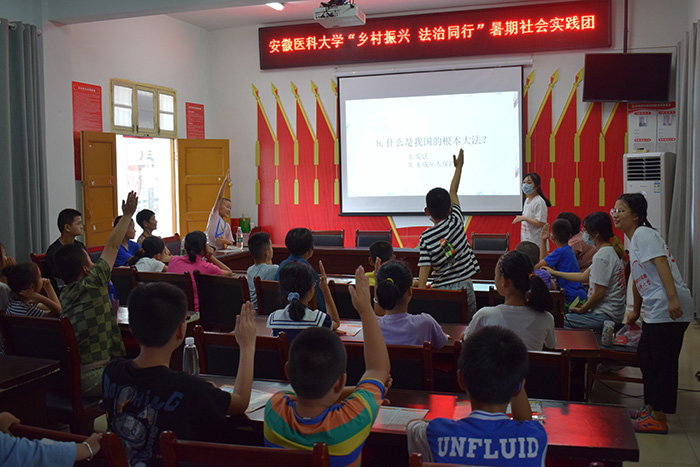 该校学子利用暑期社会实践契机为小学生作普法宣传。李可摄