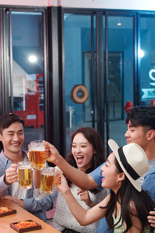 青年朋友在酒吧喝酒图片下载