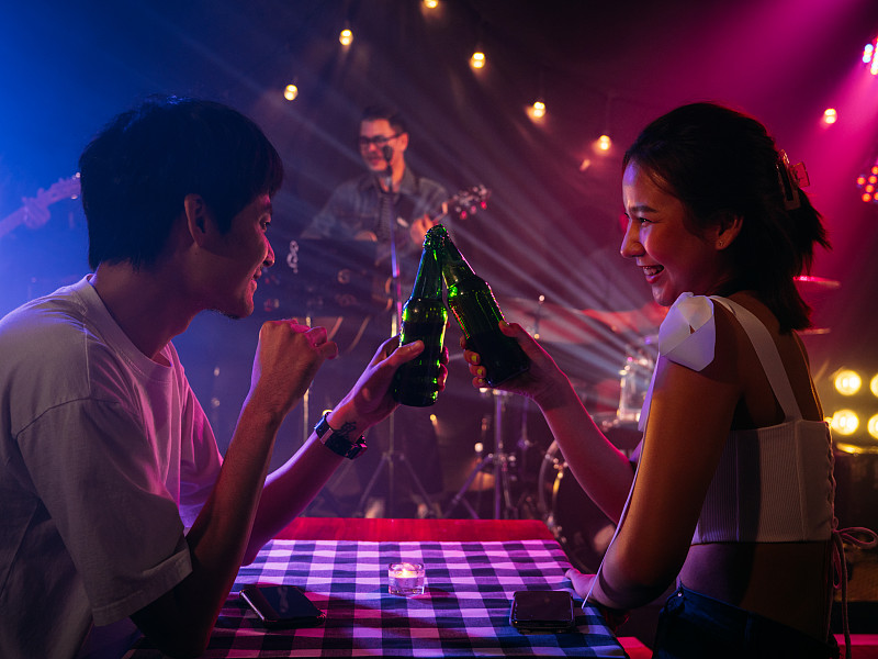 在夜总会里挤满了人。图片下载