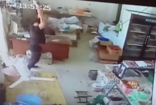 男子保护妻儿致2伤 改判无罪获赔偿 属于正当防卫