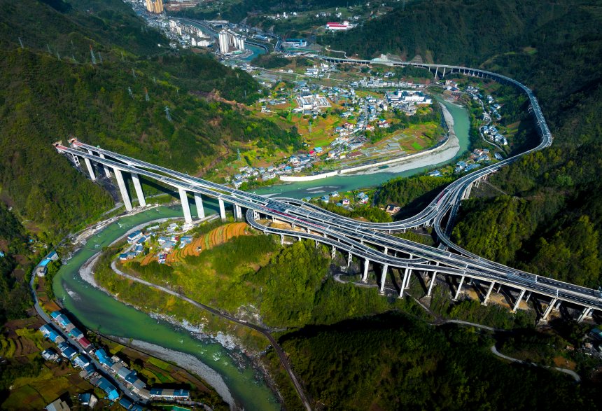 蜿蜒任河。张昌军摄