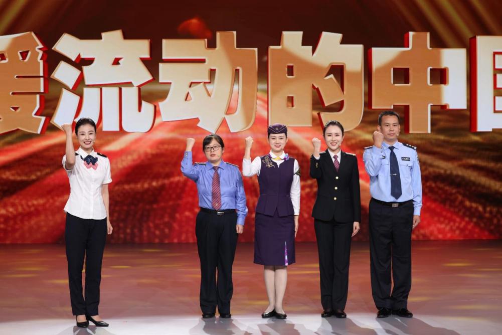 特邀嘉宾:刘影(沈阳局集团公司长春客运段动车四队列车长)与“最美铁路人”王婷婷、车菲菲、李元、高明伟共同讲述发生在路上的温暖故事