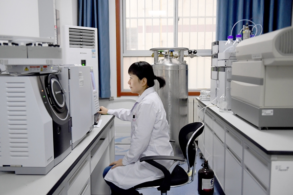西安市儿童医院儿研所的工作人员在液相串联质谱室进行血、尿检验。西安市儿童医院儿研所对罕见病患儿进行基因检测并归档,进入罕见病生物样本库。新华社资料图
