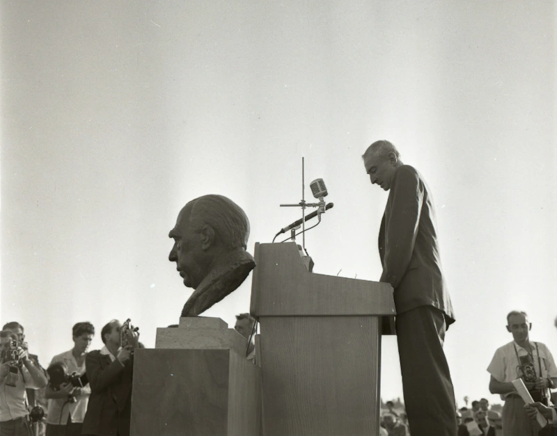 Роберт Оппенгеймер в Израиле (https://commons.wikimedia.org/wiki/File:J._Robert_Oppenheimer_visit_to_Israel_%28997009326988305171%29.jpg)