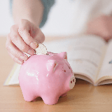 カーローンの初回引き落とし前に残債一括した場合の戻し利息 先日バイクを購入するにあたり、頭金21万で57万のローンをバイク店で申し込みしたのですが、金利が7.4％と高い為自分で別のところに審査をお願いしたところ、2.7％金利でローンを組める事になりました。
まだ初回の引き落としもなく納車も1月なので、バイク店にローンの解約をしたいと伝えたところ、「初回の引き落としは実行されます。今一括返済...