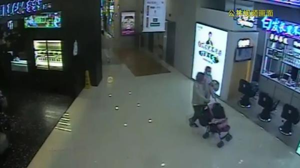 11孩母亲组队商场偷衣服销赃变现2800元 靠反复怀孕得到监外执行