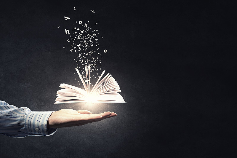 手捧发光书籍特写图片下载