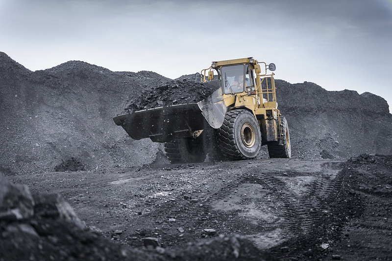 在露天煤矿搬运煤的挖掘机图片下载