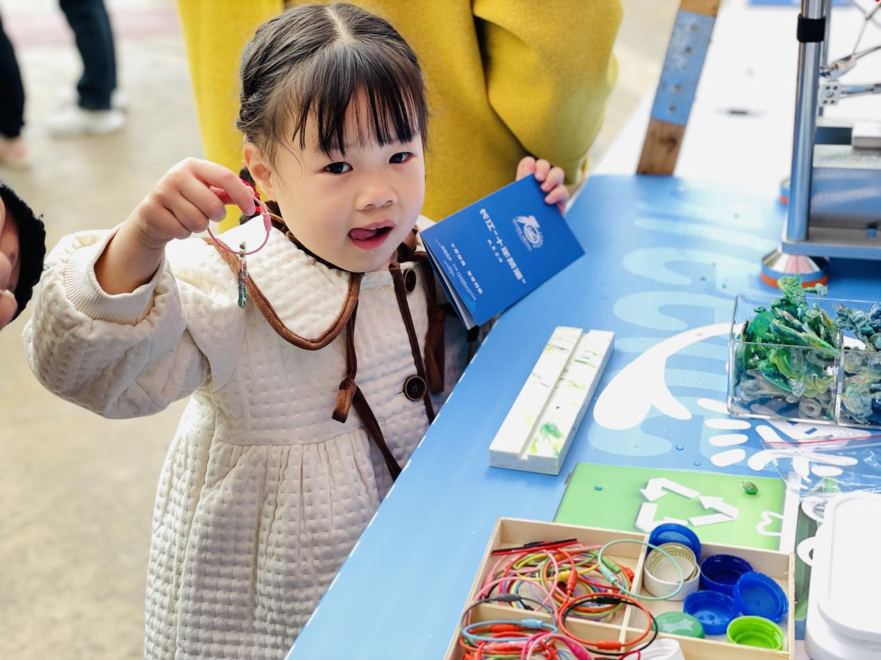 图:活动现场,孩子们DIY环保小物件