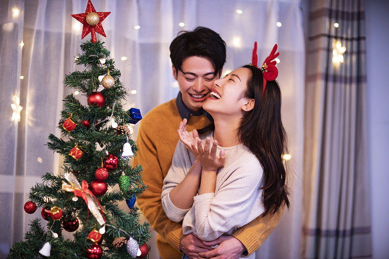 情侣在家一起装饰圣诞树图片下载