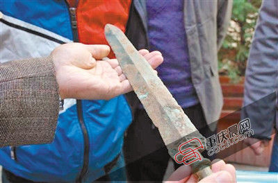 家住新疆青河县阿尕什敖包乡的牧民别热克·萨吾特,最近捡到了大宝贝—一块重7.85公斤的狗头金。这宝贝该不该归他,各种说法都有。