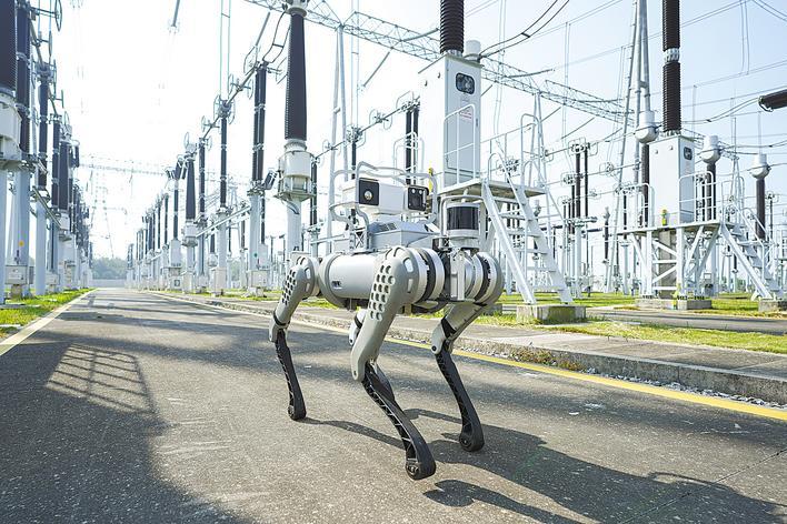 武汉蔡甸区玉贤变电站使用机器狗巡检。 （湖北日报通讯员 李柏松 摄）