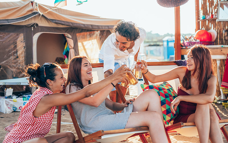 朋友们在海滩露营图片下载