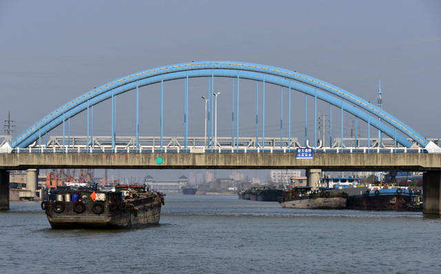 繁忙的长江航运。摄影/章轲