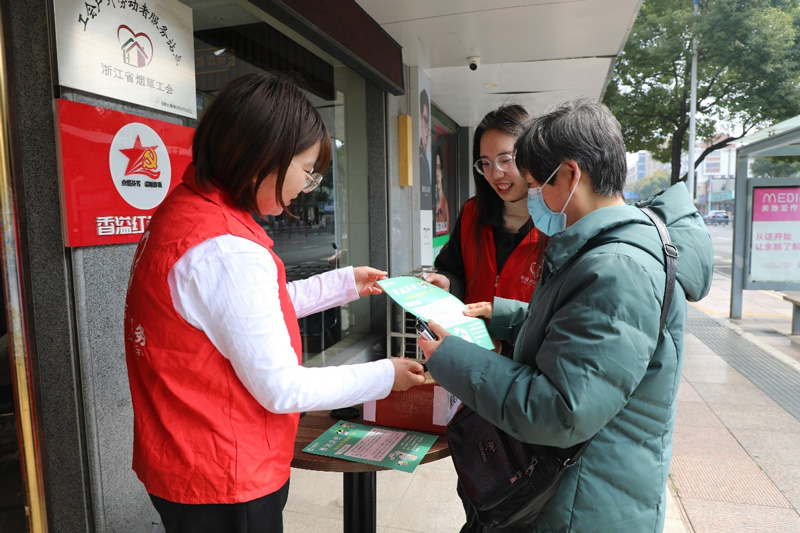 “香溢”志愿者用漫画单页宣传法律法规。余姚市烟草专卖局供图