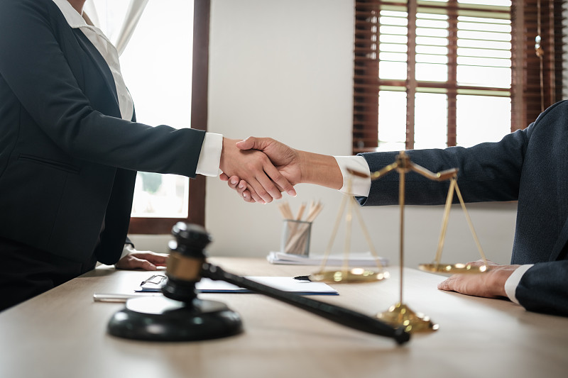 律师与客户在桌旁握手图片下载