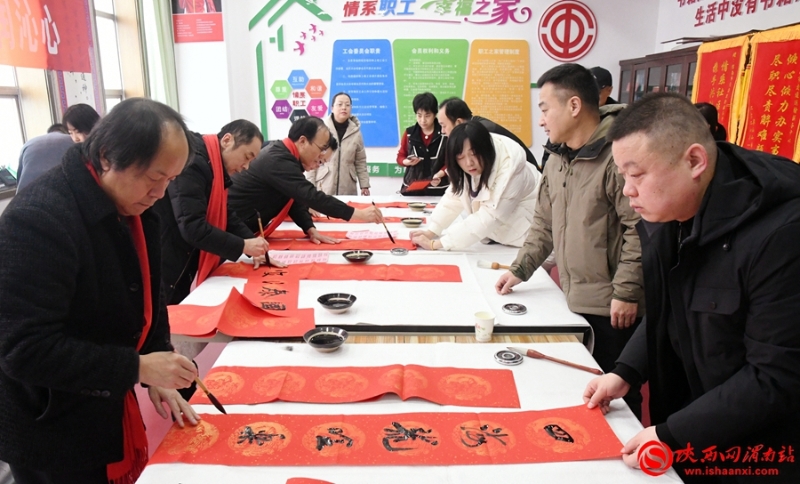 “迎春纳福送春联 笔墨飘香润沁心”送春联活动现场。记者 郝豆 摄